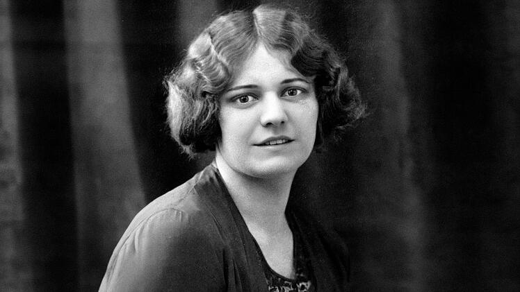 Emilie Schindler wuchs als Emilie Pelzl im Sudetenland auf. Ihre Eltern waren Gro&szlig;auern. Nach der Hochzeit setzte Oskar Schindler ihre Mitgift f&uuml;r mehrere, meist misslungene Unternehmungen ein.