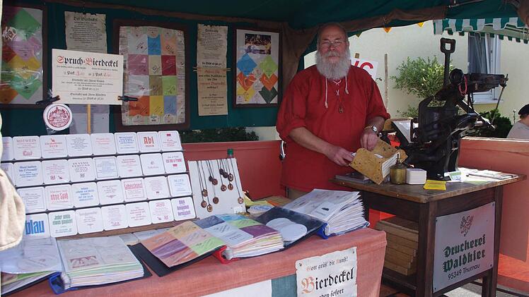 Hubert Waldhier druckte Bierdeckel zum 675-jährigen Bestehen von Hesselbach.