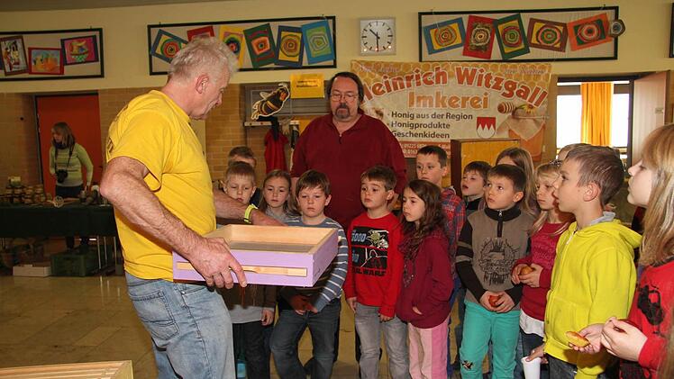 Imker Heinrich Witzgall erklärt den Schülern der Stadtsteinacher Schule alles über Bienen.