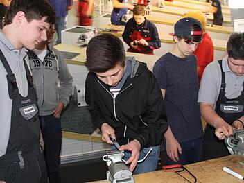 Viele Jugendliche informierten sich nicht nur theoretisch, sondern legten gleich Hand an. Fotos: Gerda Völk