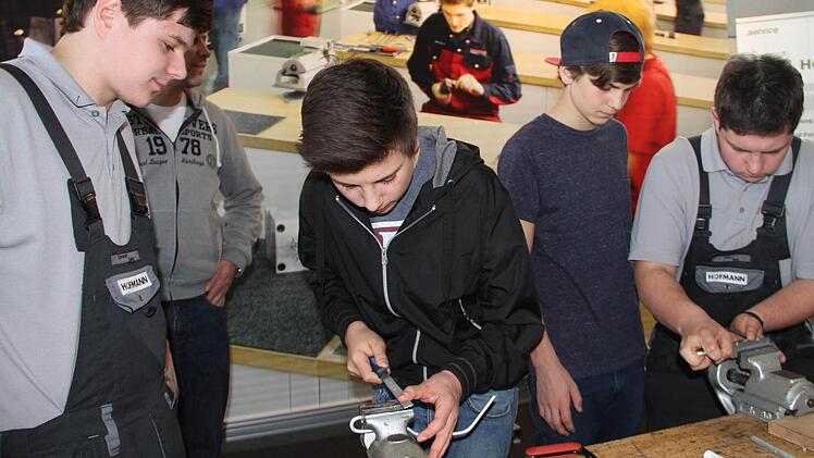 Viele Jugendliche informierten sich nicht nur theoretisch, sondern legten gleich Hand an. Fotos: Gerda Völk