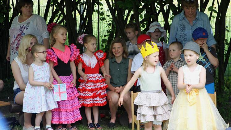 Mit der Königsfamilie feierte man Tea-Time. Foto: Günther Geiling