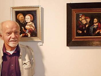 40 Werke des Stockheimer Künstlers Harald Popig sind derzeit in der Galerie des Kronacher Landratsamtes zu sehen, unter anderem fünf Kopien von Lucas Cranach d. Ä. Der Hobbymaler selbst erläuterte bei der Eröffnung der Ausstellung seine Bilder. Foto: Gerd Fleischmann