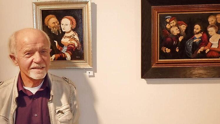40 Werke des Stockheimer Künstlers Harald Popig sind derzeit in der Galerie des Kronacher Landratsamtes zu sehen, unter anderem fünf Kopien von Lucas Cranach d. Ä. Der Hobbymaler selbst erläuterte bei der Eröffnung der Ausstellung seine Bilder. Foto: Gerd Fleischmann