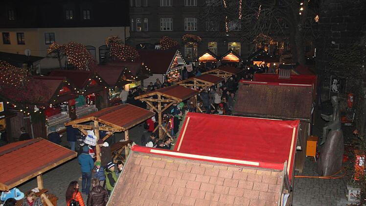 Blick auf den Kronacher Weihnachtsmarkt  Foto: Friedwald Schedel