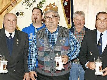 Ehrungen standen bei der Jahresversammlung des Krieger- und Soldatenvereins Unterschleichach-Fatschenbrunn auf der Tagesordnung. Unser Bild zeigt vorne die drei neuen Ehrenmitglieder Herbert Keller, Adam Bühl und Richard Karg und hinten die für besondere Verdienste geehrten Oliver Karg und Gerhard Vogel (jeweils von links).  Foto: sw