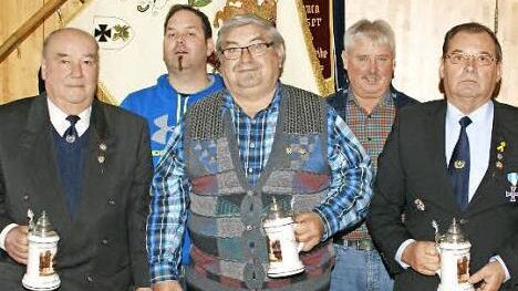 Ehrungen standen bei der Jahresversammlung des Krieger- und Soldatenvereins Unterschleichach-Fatschenbrunn auf der Tagesordnung. Unser Bild zeigt vorne die drei neuen Ehrenmitglieder Herbert Keller, Adam Bühl und Richard Karg und hinten die für besondere Verdienste geehrten Oliver Karg und Gerhard Vogel (jeweils von links).  Foto: sw