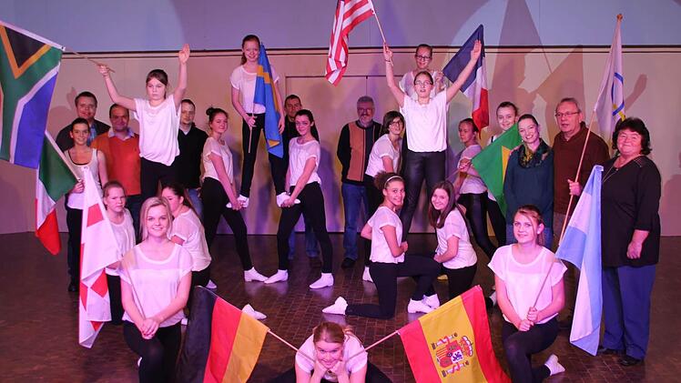 Die Heubacher Jugendgarde gibt sich zusammen mit einigen der Kulturrings-Verantwortlichen international. Foto: Ralf Kestel