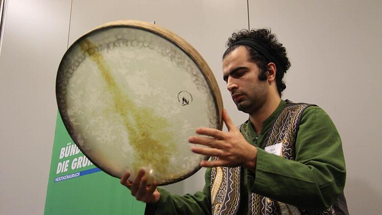 Omid Niavarani, ein Asylbewerber aus dem Iran, sorgte an traditionellen Trommeln für den musikalischen Rahmen. Foto: Christian Bauriedel
