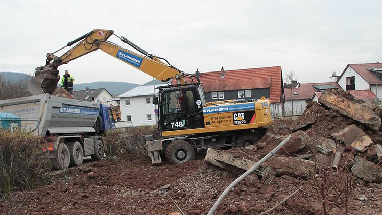 Die letzten Reste des Kindergartens: Gestern haben Mitarbeiter einer Abbruchfirma die Betonbodenplatte entsorgt. Foto: Dagmar Besand