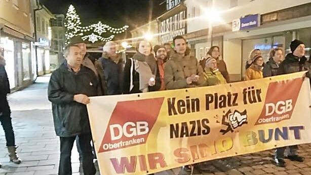Die Gegendemonstranten standen in der Mitte zwischen Stadttor und Rathaus. Foto: Winfred Bogdahn