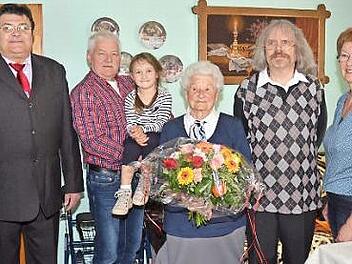 Marga Grebner (Mitte) nahm zum 90. viele Glückwünsche entgegen. Unter anderem Wolfgang Förtsch, Sohn Gerhard mit Urenkelin Emma, Pater Helmut Haagen und Tochter Angela Jungkunz.  Foto: Karl-Heinz Hofmann