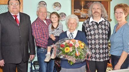 Marga Grebner (Mitte) nahm zum 90. viele Glückwünsche entgegen. Unter anderem Wolfgang Förtsch, Sohn Gerhard mit Urenkelin Emma, Pater Helmut Haagen und Tochter Angela Jungkunz.  Foto: Karl-Heinz Hofmann
