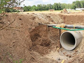 Auf der Baustelle verlaufen viele Leitungen. Über dem großen Entwässerungsrohr etwa liegt eine Wasserdruckleitung von einem Hochbehälter, die in den Ort führt. Fotos: Tobias Kindermann