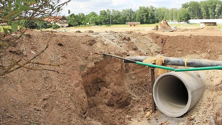 Auf der Baustelle verlaufen viele Leitungen. Über dem großen Entwässerungsrohr etwa liegt eine Wasserdruckleitung von einem Hochbehälter, die in den Ort führt. Fotos: Tobias Kindermann
