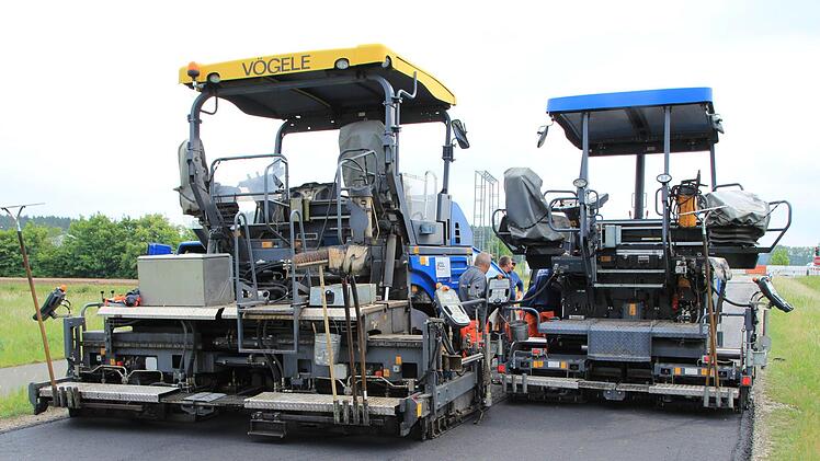 Arbeiter verpassten  in den  vergangenen  Tagen den schadhaften Stellen auf der Schönwetterstraße zwischen Medbacher Kreisel und B470 neuen Asphalt. Foto: Christian Bauriedel