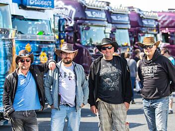 Auf der Autobahn verbringen Lkw-Fahrer viel Zeit allein. Das Trucker-Festival in Geiselwind (Lkr. Kitzingen) bringt alle zusammen.  Foto: Silvia Gralla
