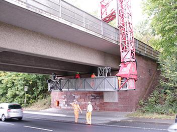 Über eine Hebebühne kommen die Gutachter ganz nah an die Unterseite der Südbrücke heran, um Schäden zu erkennen. Foto: Benedikt Borst