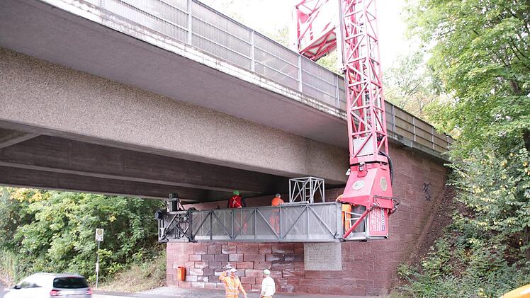 Über eine Hebebühne kommen die Gutachter ganz nah an die Unterseite der Südbrücke heran, um Schäden zu erkennen. Foto: Benedikt Borst