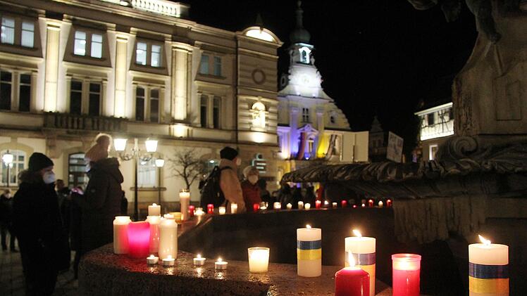 Ein ergreifender Anblick: Die Kerzen auf dem Luitpoldbrunnen mahnten zum  Frieden. Foto: Sonny Adam