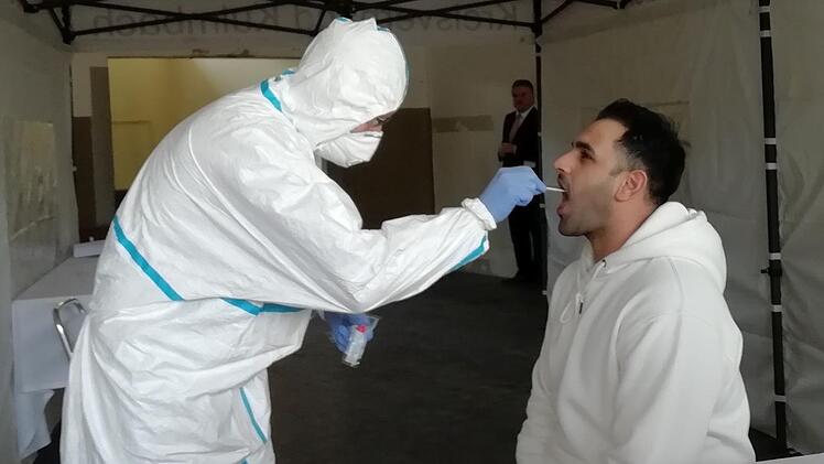 Das BRK-Testzentrum hat ab Montag, 9. Mai, ge&auml;nderte &Ouml;ffnungszeiten. Foto: Archiv/Katrin Geyer