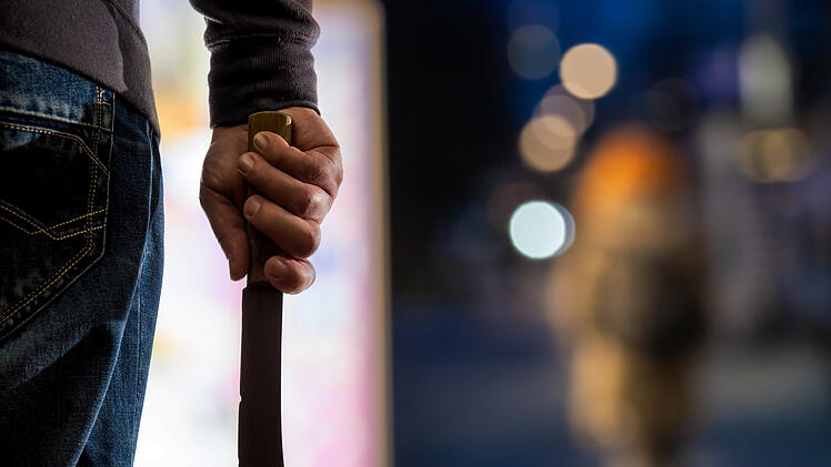 Neonazi bedroht Autofahrer in der N&uuml;rnberger S&uuml;dstadt - und zieht pl&ouml;tzlich ein Messer