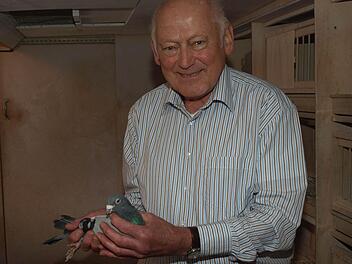 Wolfgang Reith mit seiner Erfolgstaube.  Fotos: Stefan Geiger