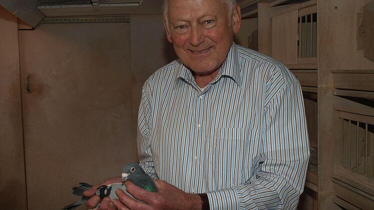 Wolfgang Reith mit seiner Erfolgstaube.  Fotos: Stefan Geiger