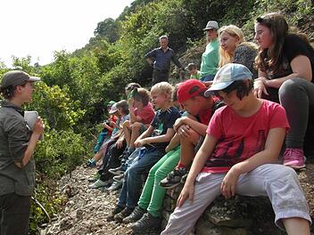 Katja Winter erklärte den Kindern den Lebensraum der geschützten Zauneidechse. Foto: Heide Gerlach-Hirt
