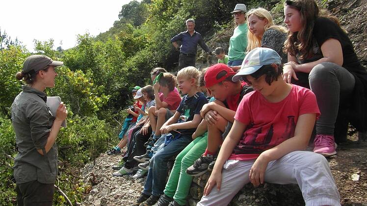 Katja Winter erklärte den Kindern den Lebensraum der geschützten Zauneidechse. Foto: Heide Gerlach-Hirt