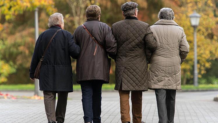 Leben alte Menschen auf Kosten der Jüngeren und hinterlassen diesen nur einen Scherbenhaufen? Der "Sozialpolitische Buß- und Bettag" in St. Stephan will Antworten suchen. Foto: dpa