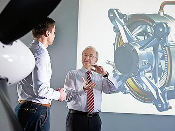 Frank Anton erklärt die Funktionsweise des neuen Elektromotors. Foto: Siemens AG