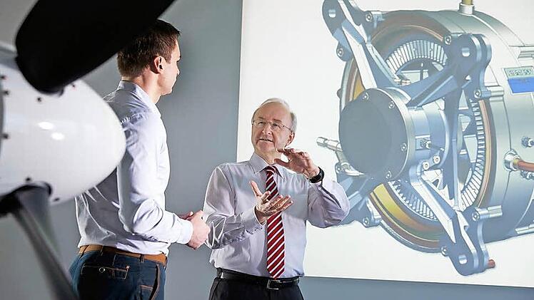 Frank Anton erklärt die Funktionsweise des neuen Elektromotors. Foto: Siemens AG