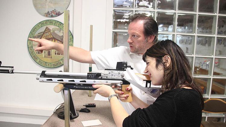 Christina Fuchs vom Amtsgericht Kronach erhielt von Zweitem Schützenmeister Matthias Kümmet Tipps.  Foto: Friedwald Schedel