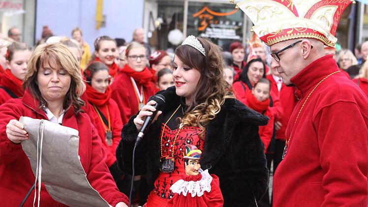 Der Rathaussturm in Bad Brückenau: Prinzessin Valerie, assistiert von den Sitzungspräsidenten Nitschke und Vogler. Foto: Thomas Dill