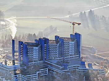 Die Felder hinter dem Klinikum (im Bild oben) möchte die Sozialstiftung als Erweiterungsfläche. Foto: Ronald Rinklef