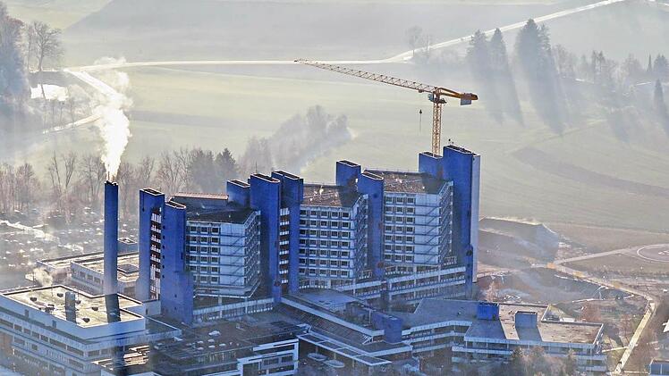 Die Felder hinter dem Klinikum (im Bild oben) möchte die Sozialstiftung als Erweiterungsfläche. Foto: Ronald Rinklef