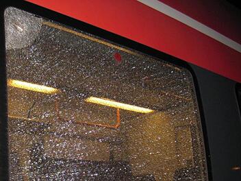 Die Fensterscheibe des Zuges zersplitterte, nachdem Unbekannte Steine auf den Waggon geworfen hatten. Foto: Bundespolizei