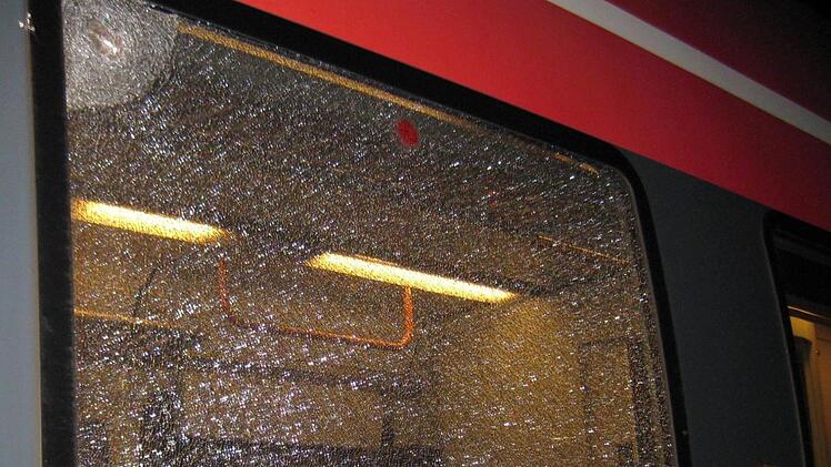 Die Fensterscheibe des Zuges zersplitterte, nachdem Unbekannte Steine auf den Waggon geworfen hatten. Foto: Bundespolizei