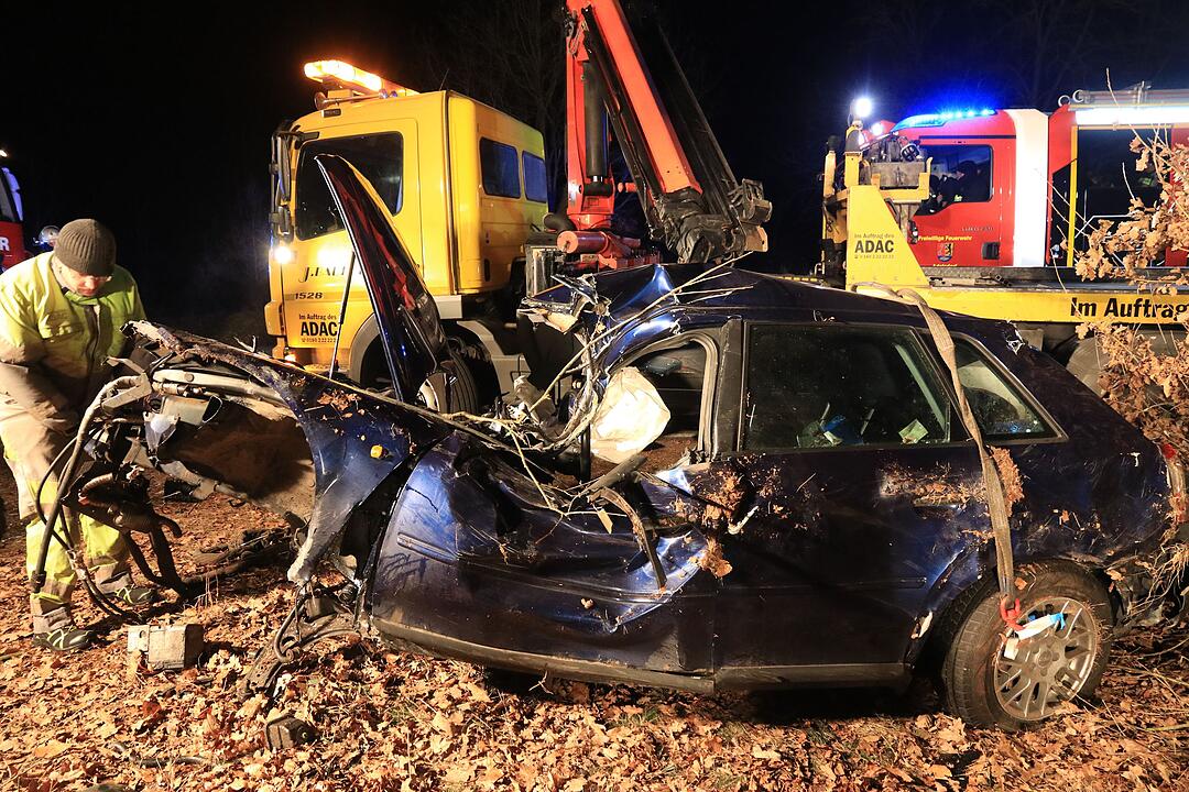 Schwerer Unfall in Hallerndorf: Junger Mann kracht mit Auto gegen Baum