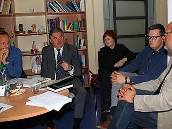 Sie sind von der Entscheidung des Landeskirchenrats enttäuscht: (von links) Bürgermeister Robert Bosch aus Mainleus, Landrat Klaus Peter Söllner, seine Stellvertreterin Christina Flauder, Diakon Stefan Ludwig, Dekan Thomas Kretschmar. Foto: Jürgen Gärtner