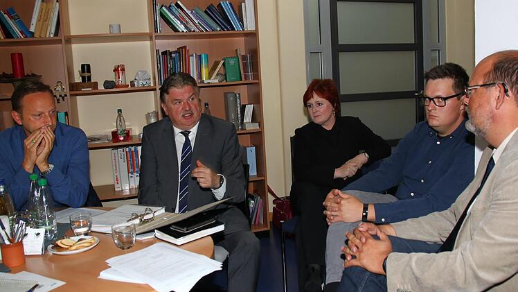 Sie sind von der Entscheidung des Landeskirchenrats enttäuscht: (von links) Bürgermeister Robert Bosch aus Mainleus, Landrat Klaus Peter Söllner, seine Stellvertreterin Christina Flauder, Diakon Stefan Ludwig, Dekan Thomas Kretschmar. Foto: Jürgen Gärtner