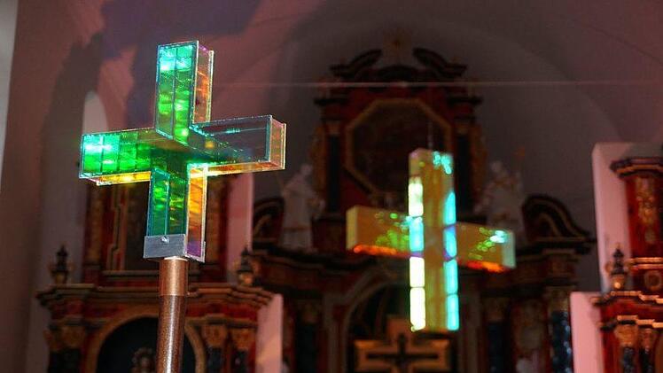 Faszinierend und immer wieder im wechselnden Licht  - so präsentiert sich das Lichtkreuz von Ludger Hinse in der Wallfahrtskirche am Volkersberg. Foto: Marion Eckert