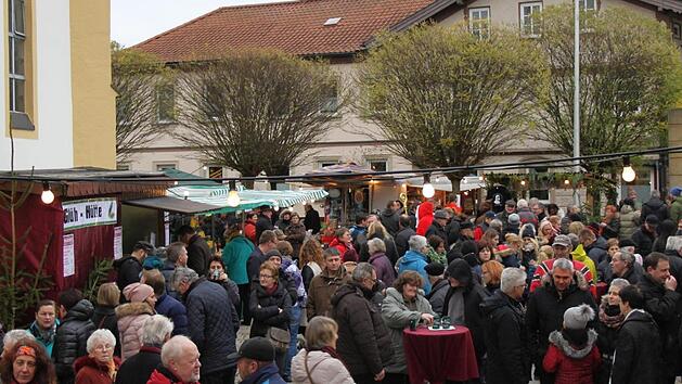 Viele Besucher sch&auml;tzen allj&auml;hrlich das gem&uuml;tlich-entspannte Flair auf dem Ebensfelder Weihnachtsmarkt.   Foto: Mario Deller