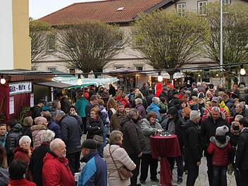 Viele Besucher schätzen alljährlich das gemütlich-entspannte Flair auf dem Ebensfelder Weihnachtsmarkt.   Foto: Mario Deller