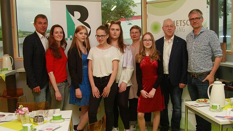 : Einen "Premiumpreis" über einen "Tag zur digitalen Gesellschaft" erhielt das Redaktionsteam des "Wallburg-Express"; hier mit Schulleiter Raimund Willert und SZ-Redakteurin Anna Günther (von links), dem Chef der SZ-Bayernredaktion Sebastian Beck und betreuendem Lehrer Richard Künzel (von rechts) sowie Programmleiterin Silke Zimmermann (Vierte von rechts).Günther Geiling