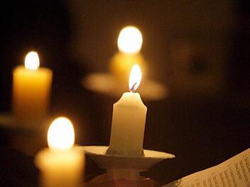 Kerzen haben an Lichtmess eine besondere Bedeutung. Sie sind Bestandteil unterschiedlicher Bräuche an diesem Feiertag. Symbolfoto: Pawel Kula/dpa