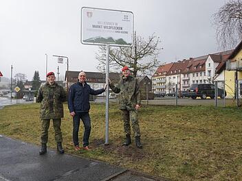 Mit den neuen Begrüßungsschildern zeigt der Markt Wildflecken auch in  der Öffentlichkeit ganz klar, dass er zur Bundeswehr und den  stationierten Soldaten steht: (von links)  Standortfeldwebel Markus Sturm, Bürgermeister Gerd Kleinhenz und  Oberstleutnant Roman Jähnel. Foto: Marion Eckert