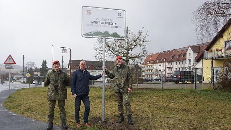 Mit den neuen Begrüßungsschildern zeigt der Markt Wildflecken auch in  der Öffentlichkeit ganz klar, dass er zur Bundeswehr und den  stationierten Soldaten steht: (von links)  Standortfeldwebel Markus Sturm, Bürgermeister Gerd Kleinhenz und  Oberstleutnant Roman Jähnel. Foto: Marion Eckert