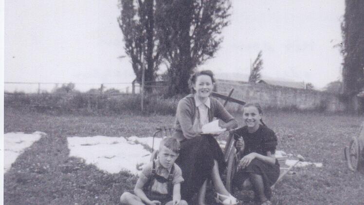 Während des Bleichens mussten die Kinder zum Schutz der Wäsche die Gänse verjagen. Fotos: Archiv Josef Kirchner